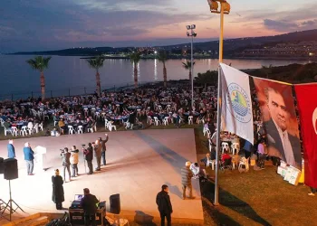 Depremzede vatandaşlar iftar sofrasında buluştu