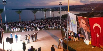 Depremzede vatandaşlar iftar sofrasında buluştu