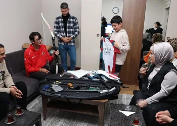 Emine Erdoğan’dan depremzede aileye iftar ziyareti