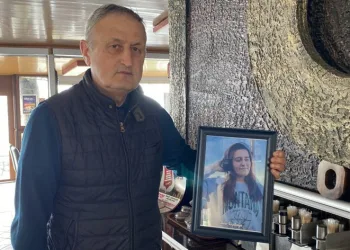 Depremde ölen personelinin anısını işletmesinde yaşatıyor