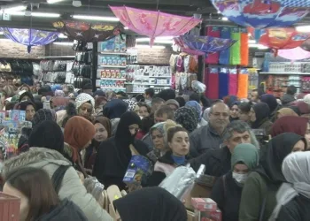 Açılış yapan mağazada indirim izdihamı