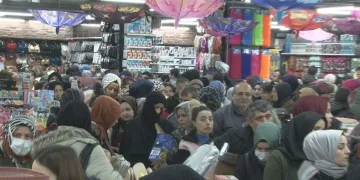 Açılış yapan mağazada indirim izdihamı