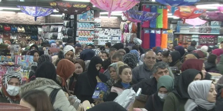 Açılış yapan mağazada indirim izdihamı
