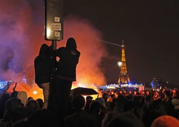 Paris sokakları yeniden karıştı