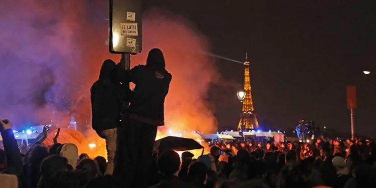 Paris sokakları yeniden karıştı