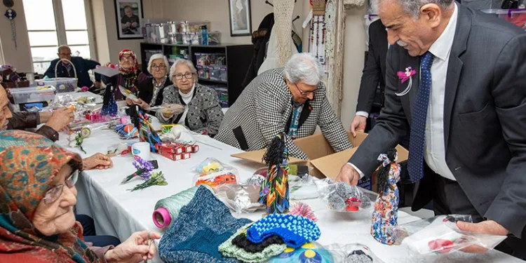 Huzurevi sakinleri depremzedeler için örüyor