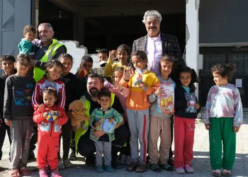 Depremzede çocukların ilacı; oyuncak