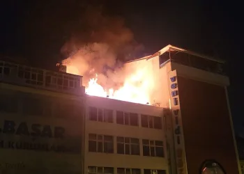 4 katlı binanın çatısı alev alev yandı