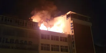 4 katlı binanın çatısı alev alev yandı