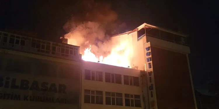 4 katlı binanın çatısı alev alev yandı