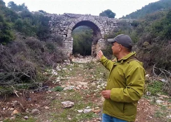 Tarihi su kemerini tahrip etmişler