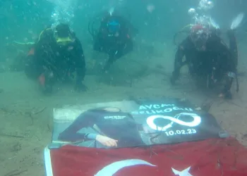 “Kadınlar Günü’nde su altında anıldı”