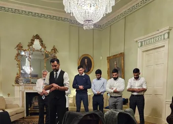 Yousaf, resmi konutunda namaz kıldırdı