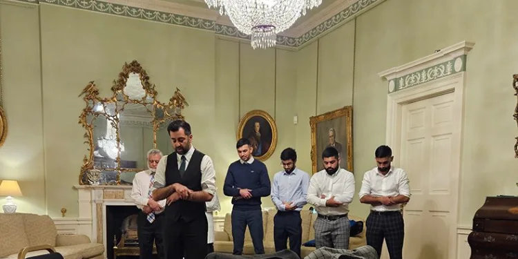 Yousaf, resmi konutunda namaz kıldırdı