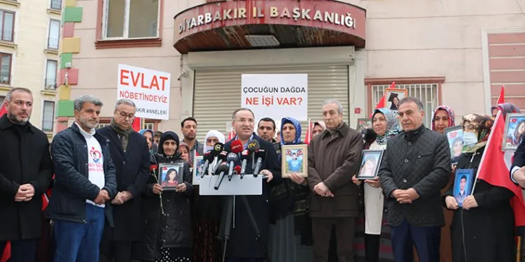 Bozdağ, Diyarbakır annelerini ziyaret etti