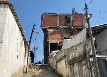 Binanın üçüncü katı ortadan kayboldu