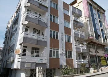 Yarım asırlık bina yıkılmadı