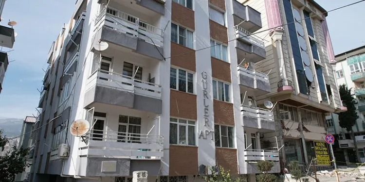 Yarım asırlık bina yıkılmadı