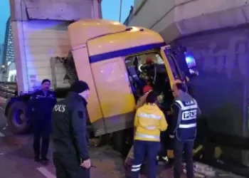 Tır üst geçide çarptı, şoför araç içinde sıkıştı