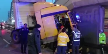 Tır üst geçide çarptı, şoför araç içinde sıkıştı