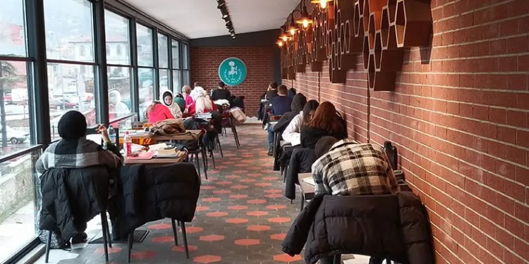 Dönemeç Kitap Kafe’ye gençlerin yoğun ilgisi
