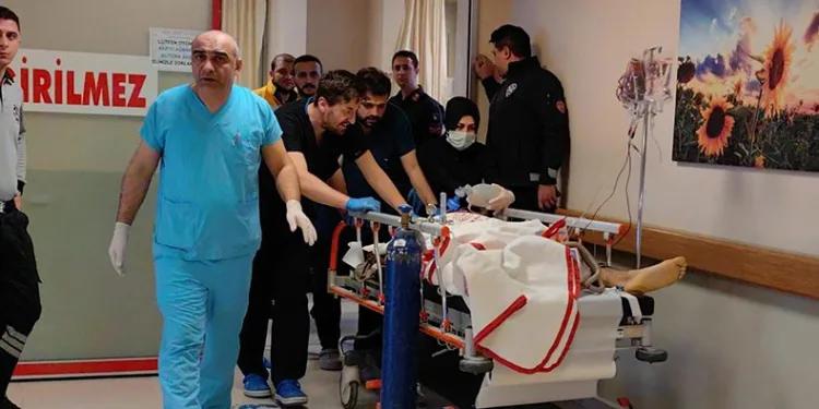Testerenin bıçağı boynunu kesti ağır yaralandı