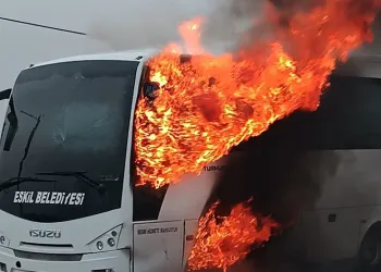25 öğrencinin bulunduğu serviste yangın