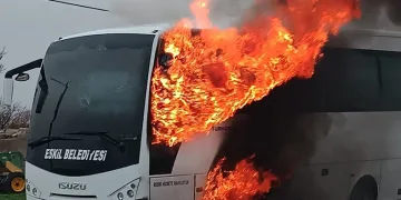 25 öğrencinin bulunduğu serviste yangın