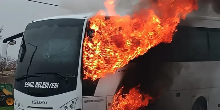 25 öğrencinin bulunduğu serviste yangın