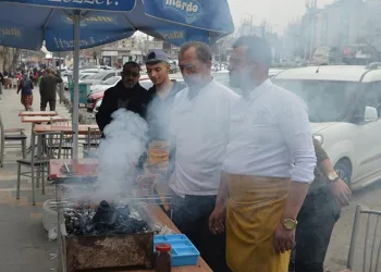 Depremzede esnaf kepenklerini açtı