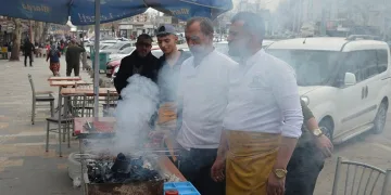 Depremzede esnaf kepenklerini açtı