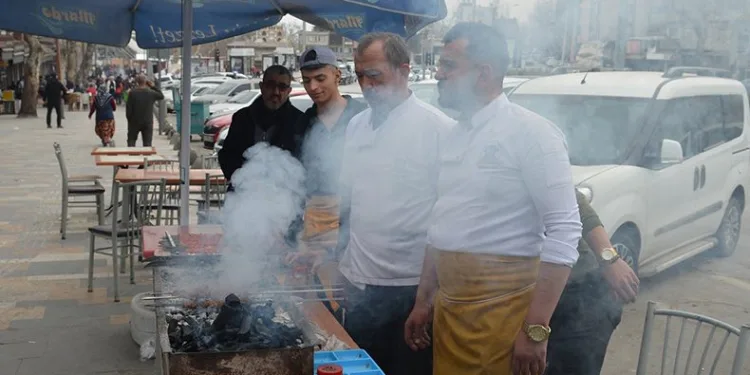 Depremzede esnaf kepenklerini açtı
