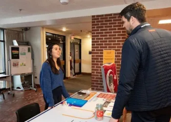 Kanada’da Türk bayrağı astırdı