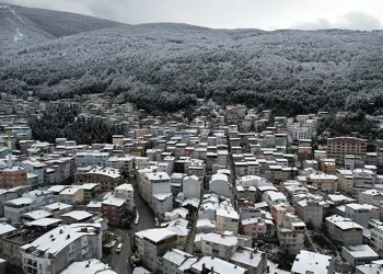 Uludağ’ın eteklerindeki mahalleler karla kaplandı