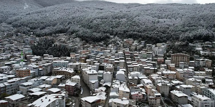 Uludağ’ın eteklerindeki mahalleler karla kaplandı