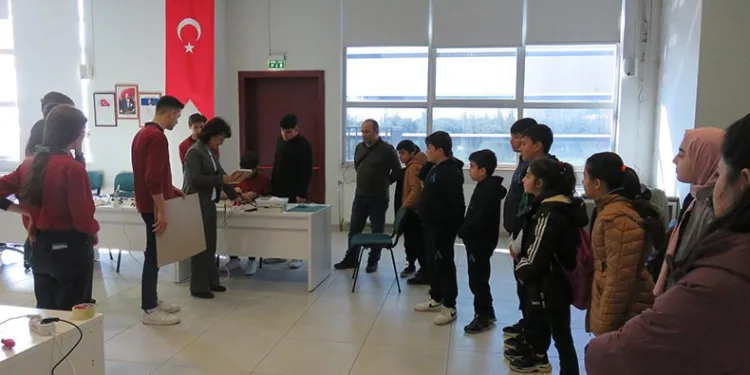 Depremzede çocuklara bilim turu