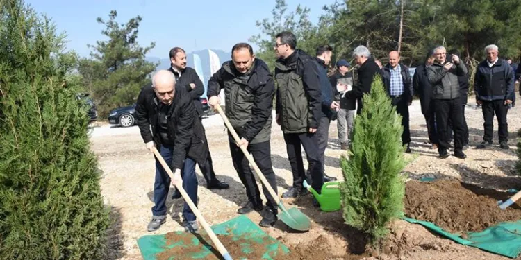 Depremde hayatını kaybedenler için 8 bin fidan dikildi