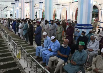 Pakistan’da ilk teravih namazı kılındı