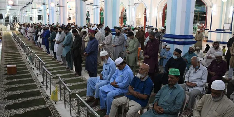 Pakistan’da ilk teravih namazı kılındı