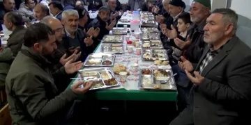 5 yıldır tek iftar sofrası kuruluyor