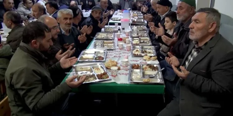 5 yıldır tek iftar sofrası kuruluyor