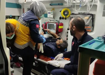 Ticari taksinin çarptığı yaya yaralandı
