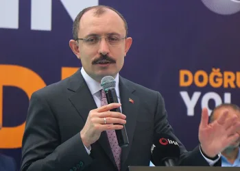“Elinde ne varsa fırlatıyor”