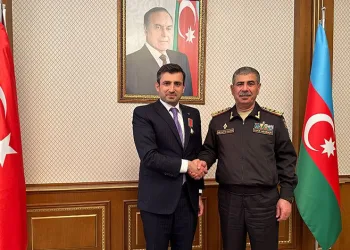 Bakan Hasanov’dan Selçuk Bayraktar’a madalya