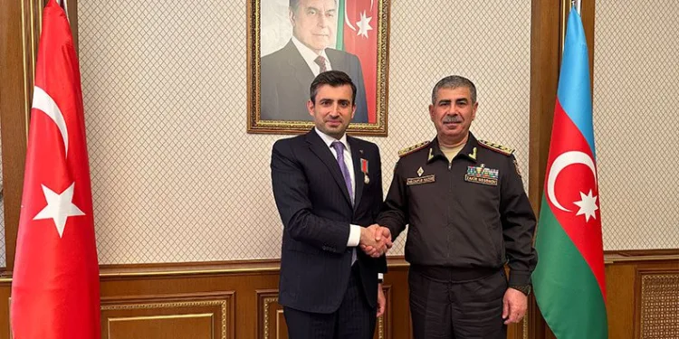 Bakan Hasanov’dan Selçuk Bayraktar’a madalya