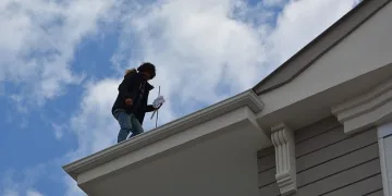 Hastane karşısındaki çatıya çıkıp para istedi