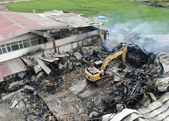 Yanan tavuk fabrikası havadan görüntülendi