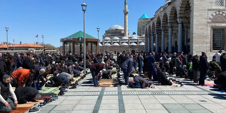 Ramazan ayının son Cuma namazı kılındı