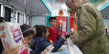 Jandarmadan depremzede çocuklara trafik eğitimi