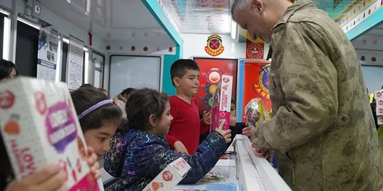 Jandarmadan depremzede çocuklara trafik eğitimi